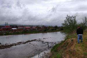 Ape murdare: Primarii din Bihor trebuie să cureţe râurile şi pârâurile de gunoaie (FOTO)