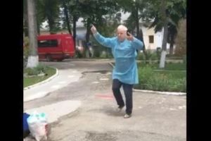 VIDEO| Povestea impresionantă a unui bunic infectat cu COVID-19 şi internat cu nepoata sa, care s-au vindecat: De fericire, la externare, a dansat în curtea spitalului