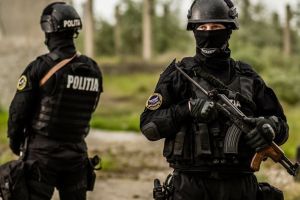 Grupare specializată în contrabandă cu ţigări, destructurată de poliţişti