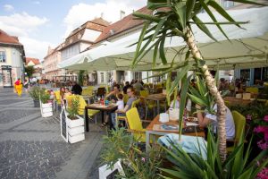 Noi măsuri de relaxare de la 1 iunie – Se deschid terasele şi plajele. Liber la spectacole cu maxim 500 de spectatori