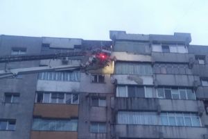 FOTO Intervenţie a pompierilor pe Pietonalul Bancar. Bucăţi de tencuială riscă să cadă de pe bloc