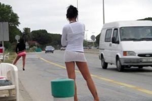 Prostituatele românce, din nou pe marginea drumurilor din Italia: Au ieşit ”la muncă” cu măşti, gel dezinfectant şi termoscanere