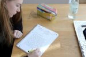 „Ministerul Educaţiei ar fi trebuit să împartă cu prioritate tablete în comunităţile izolate şi sărace”