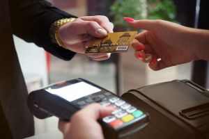 Iată cum poţi să economiseşti bani chiar dacă ai unul sau mai multe credite!
