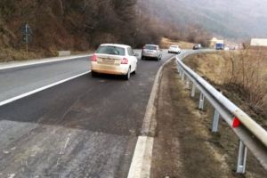 Trafic îngreunat pe Valea Oltului – Se montează parapeţi metalici