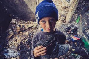 Imagini dramatice cu Gabriel, copilul din Botoşani rămas fără casă şi fără încălţăminte, după un incendiu devastator