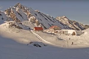 Zăpadă de 21 de centimetri la Bâlea Lac – Oamenii pot ajunge doar cu telecabina