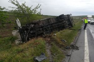 FOTO Accident îngrozitor! Un copil de un an şi părinţii săi au murit