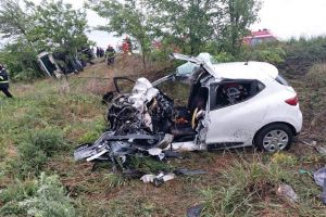 Accident cumplit pe E581. Un autoturism a fost strivit de un TIR