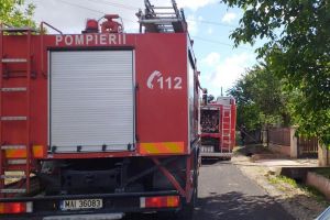 ULTIMĂ ORĂ: Locuinţă din Vârteşcoiu cuprinsă de flăcări
