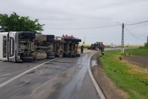 Un tir s-a rasturnat la Ștefanesti, in judetul Calarasi