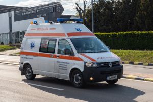 Un biciclist beat, accidentat după ce a intrat pe drumul principal fără a se asigura