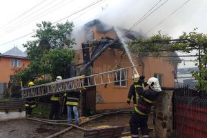 Un incendiu violent a făcut pagube mari în două gospodării din Berchişeşti