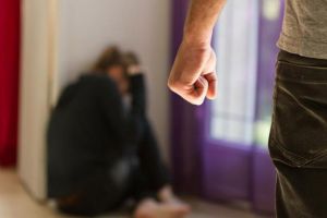 Și-a bătut soţia, din gelozie, în faţa fiicelor minore, în plină noapte