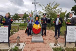 Flori depuse la Monumentul Eroilor din Burdujeni, de Înalţarea Domnului