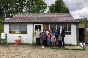 Familia cu 10 copii din Râşca a primit alimente, haine, jucării şi jocuri educative, ...