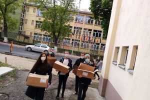 Voluntarii Asociaţiei Tinerilor Ortodocşi au împărţit 400 de pizza unor familii nevoiaşe