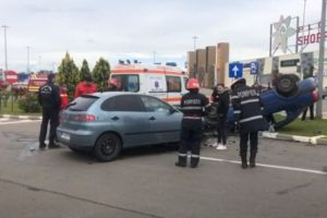 Accident in parcarea Ploiesti Shopping City. Dupa impact, o masina s-a rasturnat