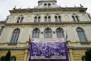 Colegiul ”Liviu Rebreanu” şi-a luat rămas bun de la absolvenţi. Profesorii în curte, elevii dincolo de gard