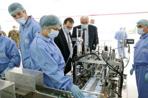 Eşec în încercarea de a produce măşti: Echipamentele cumpărate de stat pentru compania Romarm se tot strică