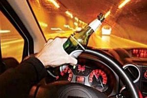 Tânăr de 21 de ani, băut şi fără permis de conducere, surprins la volanul unei maşini cu număr fals de înmatriculare, în vreme ce ar fi trebuit să fie în izolare la domiciliu!