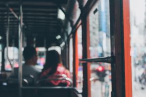 Guvernul a adoptat procedura prin care elevii pot beneficia de transport gratuit pe orice mijloc de transport