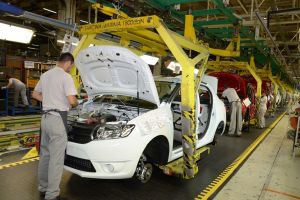 REVIZII LA UZINA DACIA