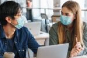 Peste 200.000 de măşti de protecţie pentru elevii şi cadrele didactice care se întorc marţi la şcoală