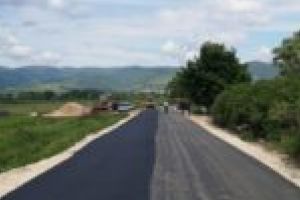 Noi lucrări de asfaltare în Valea Almăjului. Peste 2,4 milioane de lei de la Consiliul Judeţean