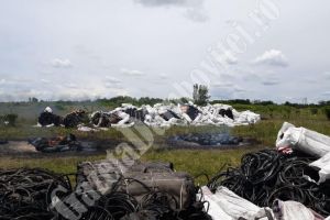Romii din Mătăsaru se pregăteau să ardă 50mc de deşeuri. Autorităţile le-au stricat afacerea