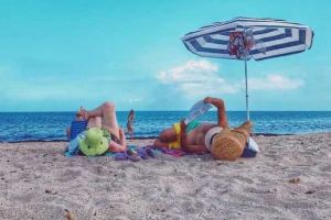 Românii vor putea face plajă pe cearşaf sau prosop: Anunţul premierului Orban