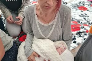 FOTO O femeie din Botoşani, mama a patru fetiţe, are nevoie urgentă de ajutor. Luptă cu o boală nemiloasă, dar şi cu sărăcia