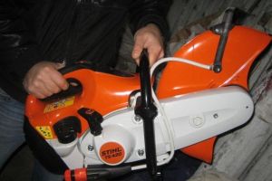 Scene din filmele horror într-o comună din Alba: Cinci poliţişti ameninţaţi de un tânăr cu o drujbă pornită. Câte focuri de armă au tras oamenii legii şi ce pedeapsă a primit agresorul