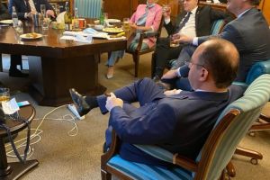BĂTAIE DE JOC: În timp ce românilor le cer să respecte legile, Ludovic Orban şi miniştrii le încalcă