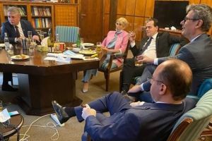 Imaginea PANDEMIEI la Guvern: Dă-i şi bea! Fără număr şi fără protecţie