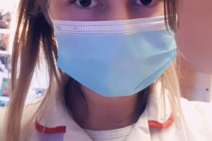 FOTO Tânăra din Botoşani, care luptă cu COVID-ul în prima linie, în Irlanda. „Nu e atât de strigător la cer dacă înveţi cum să te protejezi”