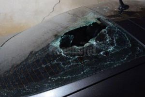 A provocat distrugeri la maşina vecinei după ce a aruncat cu pietre
