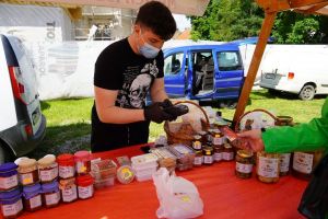 La piaţa locală, mai ceva ca la supermarket. Deja puteţi plăti cu cardul (FOTO)