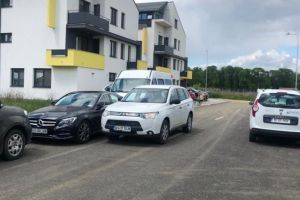 Scandal acum în Braşov. Stradă blocată de un individ