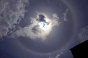 FOTO ȘTIREA TA| Fenomen SPECTACULOS pe cerul de la Alba Iulia: Curcubeu circular, în jurul soarelui. Ce este haloul solar şi cum se formează