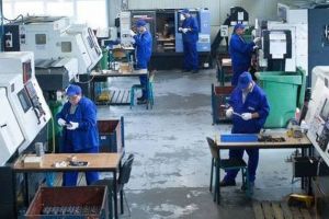 O fabrică olandeză din Codlea dă afară un angajat că s-a infectat cu coronavirus. Mai mult, îl ameninţă cu judecata!