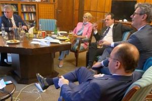 Premierul Orban, amendat cu 3000 de lei pentru nepurtarea măştii şi fumat în spaţii închise