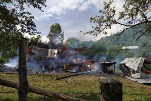 Incendiu la Sângeorz-Băi. Un copil de 10 ani care a suferit arsuri a fost dus la spital