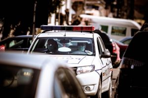 Un şofer a plecat cu agentul de poliţie agăţat de maşină