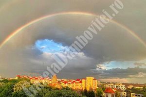 Curcubeu dublu peste Târgovişte – punte între pământ şi cer! Superstiţiile despre acest fenomen optic impresionant
