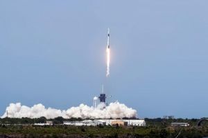Premieră istorică. SpaceX şi NASA au lansat o navă cu doi astronauţi spre staţia orbitală (VIDEO)