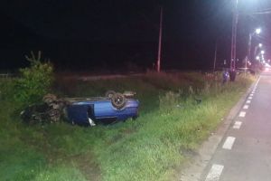 Maşină răsturnată după ce a izbit un stâlp, la Salva. Două persoane rănite (FOTO)