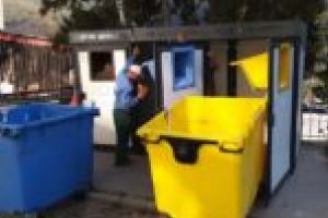 Utilaj de comprimare a plasticului menit să scadă volumul gunoiului menajer la Anina: „Toată lumea câştigă din acestă selectivitate”