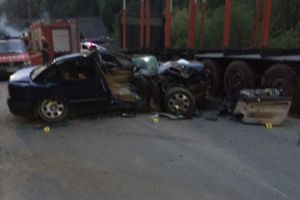 Accident teribil! Coliziune fatala cu un camion. Un pasager a murit pe loc, soferul a ajuns la spital