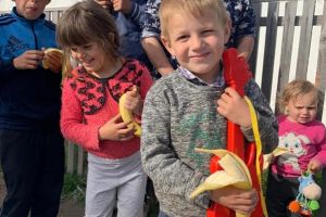 O familie săracă cu şase copii, ajutată cu alimente de Fundaţia Umanitară Nord 2001/ ...